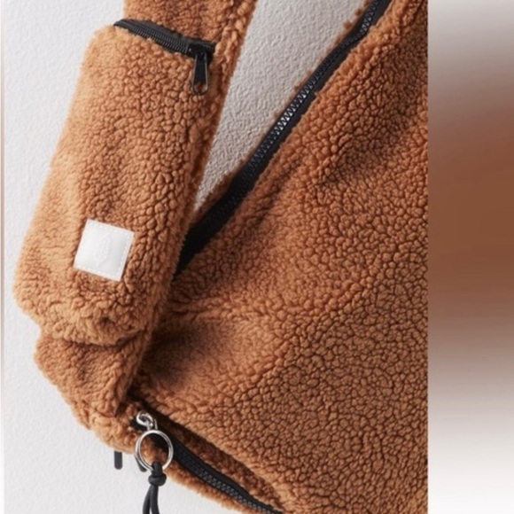 Free People Overachiever Sherpa Sling Bag NWT - Picture 2 of 6